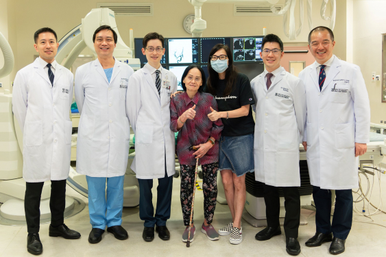 The 84-year-old stroke survivor, Ms Lau, shares that she can quickly return to independent living after the surgery. (From left) Dr Edward Chu Yin-lun, Dr Chan Koon-ho, Dr Kevin Cheng King-fai, stroke survivor Ms Lau and her daughter, Dr Gary Lau Kui-kai and Professor Gilberto Leung Ka-kit.
 